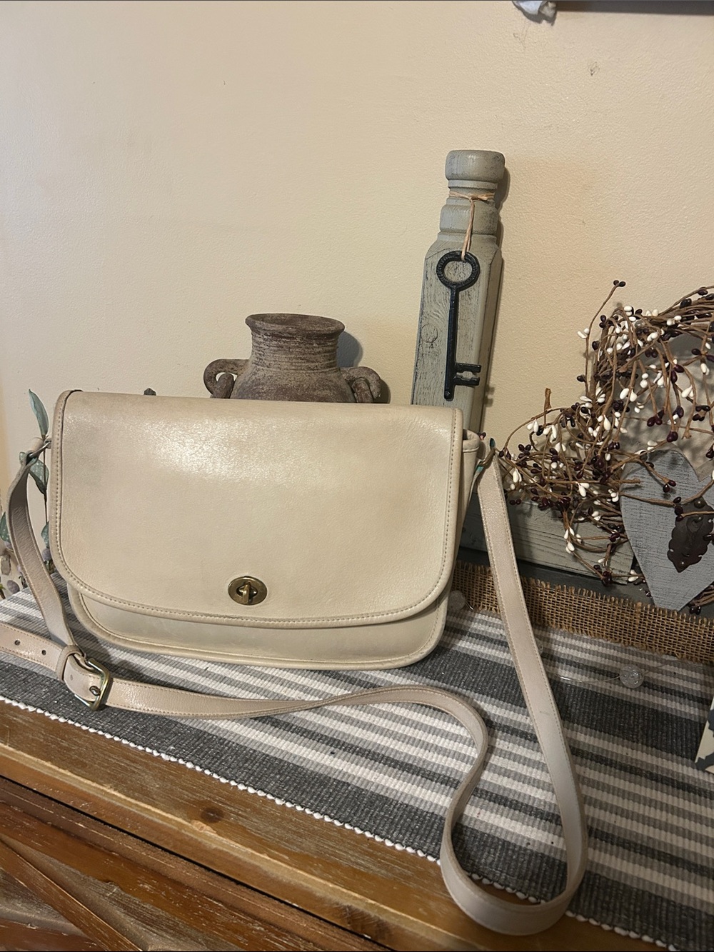 Vintage Coach USA Cream Glove Tanned Leather Messenger Crossbody Bag Turnlock